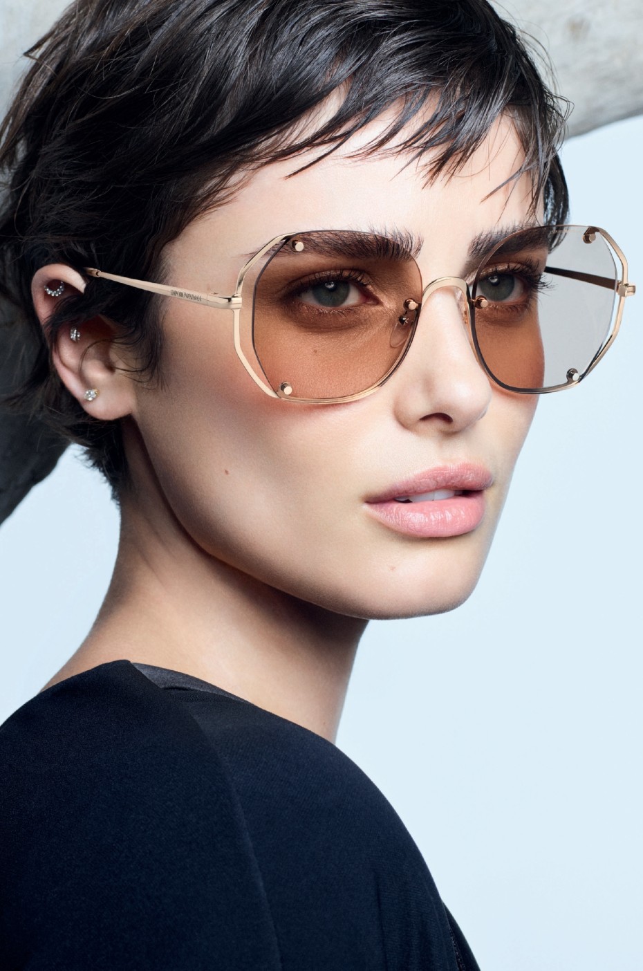 Emporio Armani: Frau mit Sonnenbrille